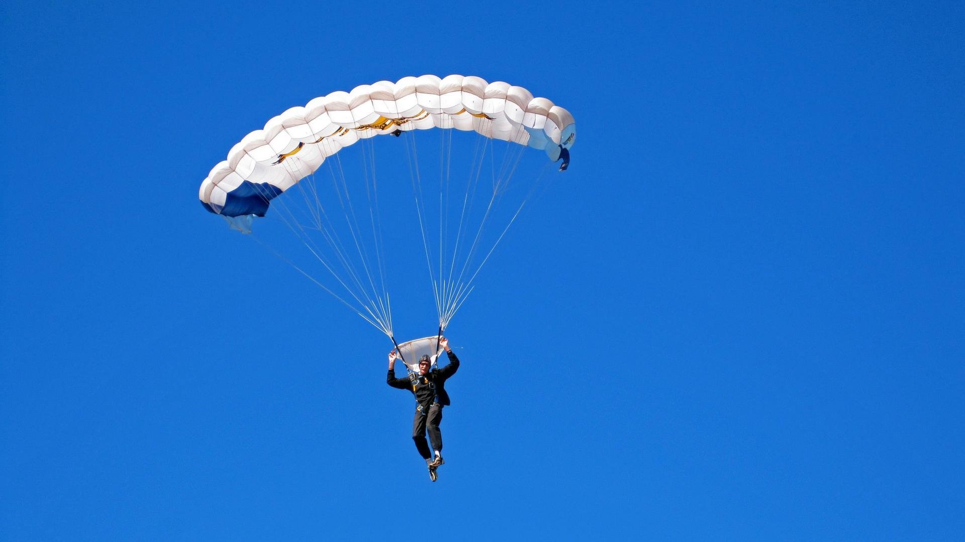 决赛门票一售而空，城市陷入狂欢氛围，决赛流程