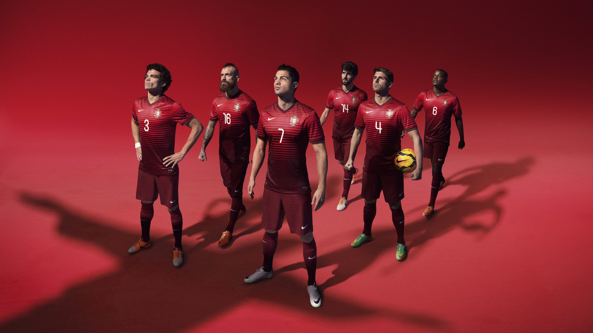 决赛门票一售而空，城市陷入狂欢氛围，决赛流程