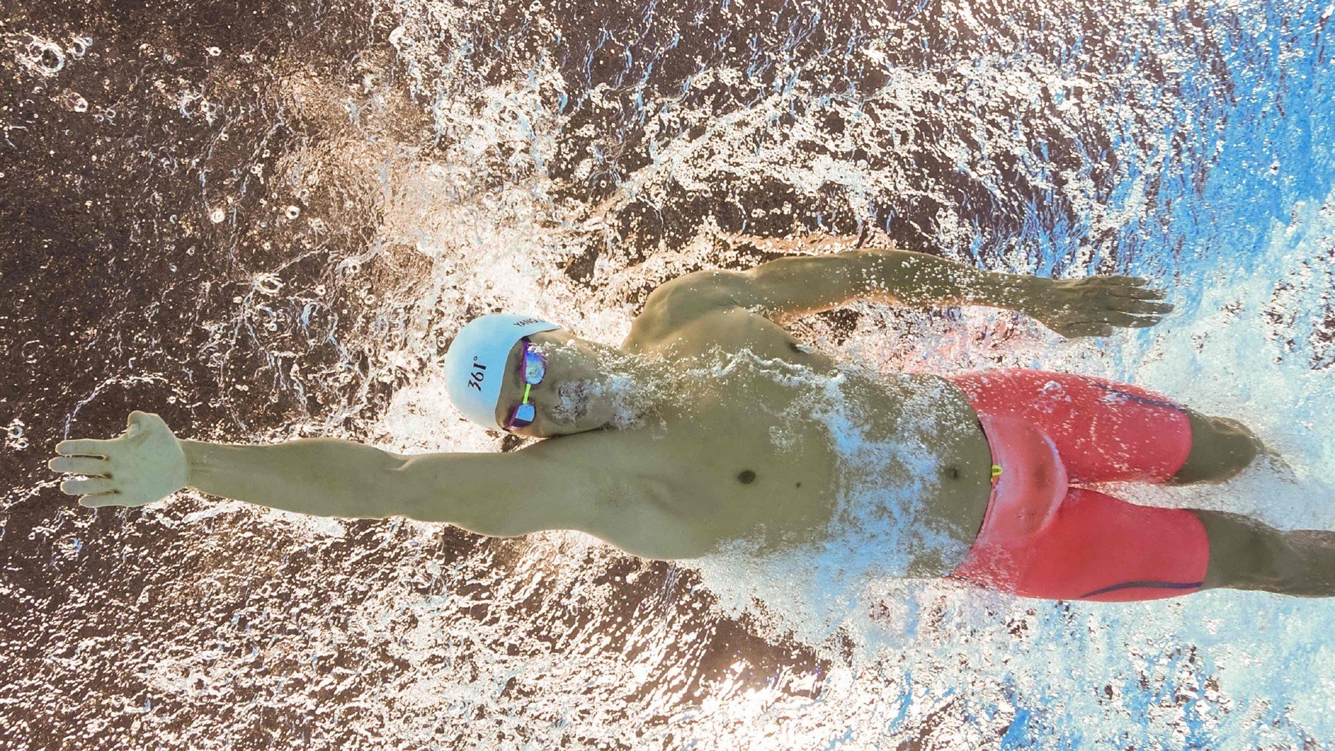 球员在欧冠赛后接受颁奖并发表感言，欧冠领奖