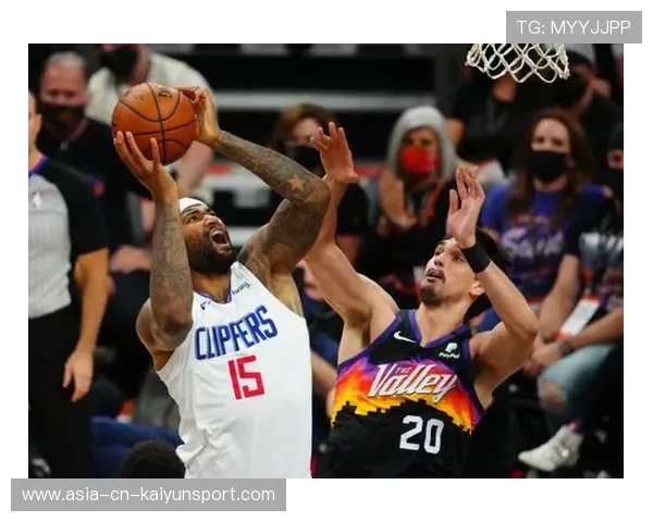 布克一人扛大局无畏，闪耀赛场巅峰