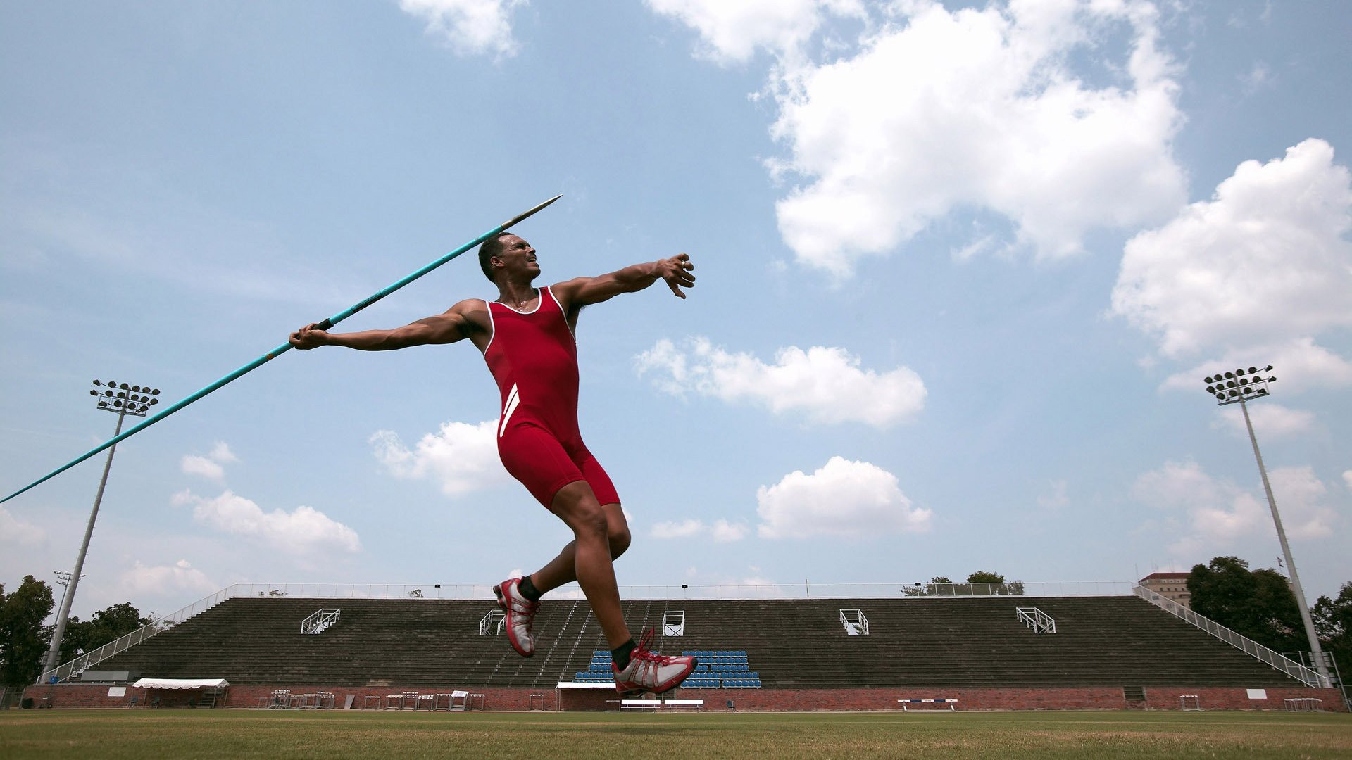 开云官网在线-体育评论员观点分歧引发媒体热议与讨论，体育评论员文章的作用